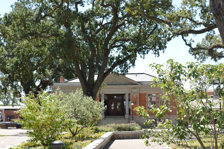 Paso Robles Scavenger Hunt Walking Tour And Game - thumb 3